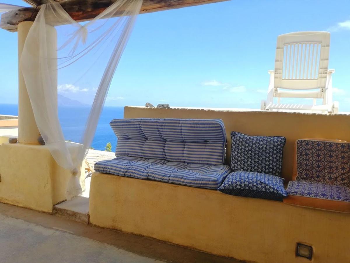 Alicudi Giardino Dei Carrubi- Al Gradino 365 Bed & Breakfast ภายนอก รูปภาพ