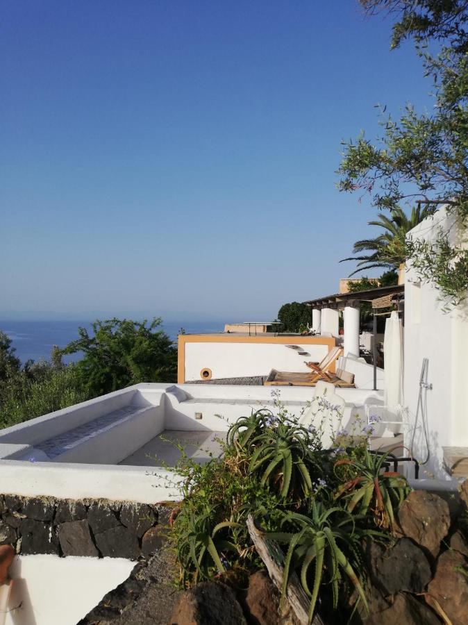 Alicudi Giardino Dei Carrubi- Al Gradino 365 Bed & Breakfast ภายนอก รูปภาพ