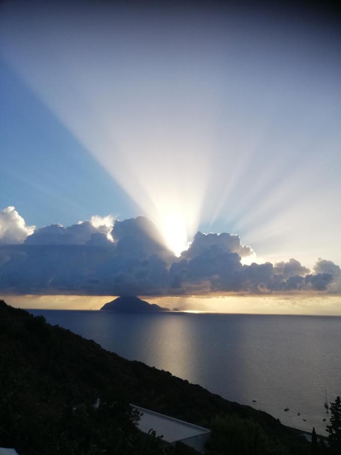 Alicudi Giardino Dei Carrubi- Al Gradino 365 Bed & Breakfast ภายนอก รูปภาพ