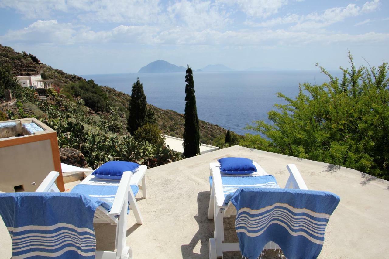 Alicudi Giardino Dei Carrubi- Al Gradino 365 Bed & Breakfast ภายนอก รูปภาพ