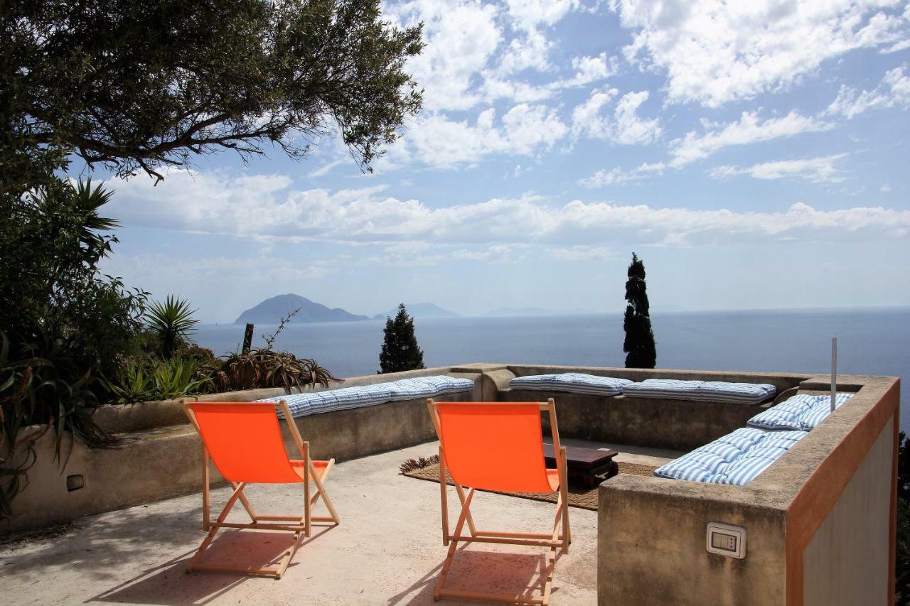 Alicudi Giardino Dei Carrubi- Al Gradino 365 Bed & Breakfast ภายนอก รูปภาพ