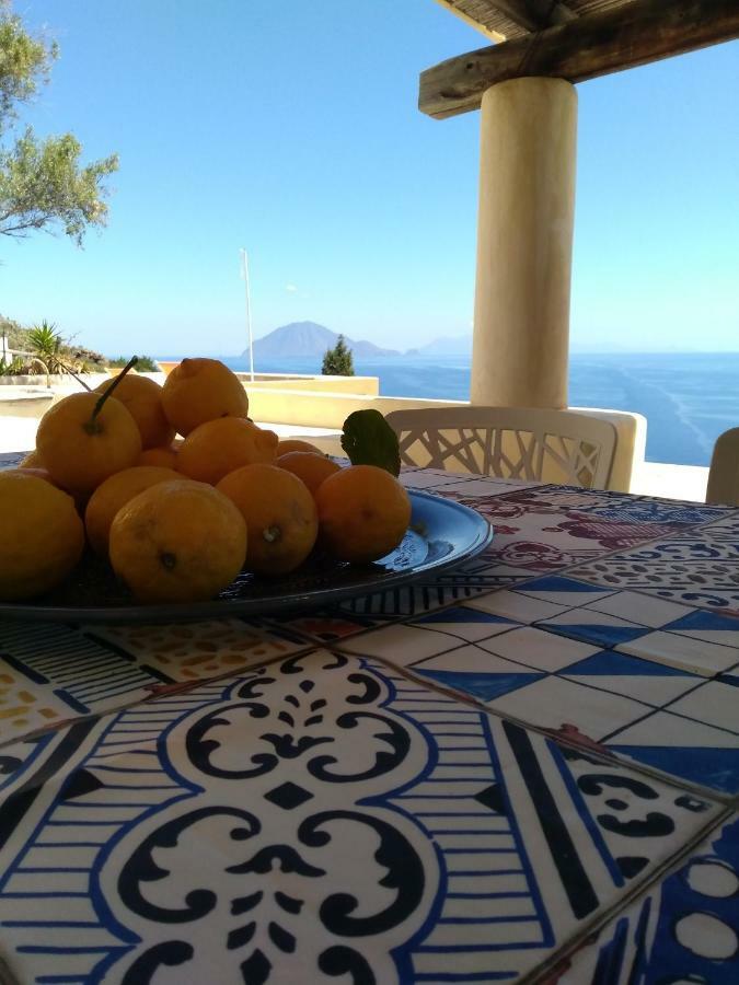 Alicudi Giardino Dei Carrubi- Al Gradino 365 Bed & Breakfast ภายนอก รูปภาพ