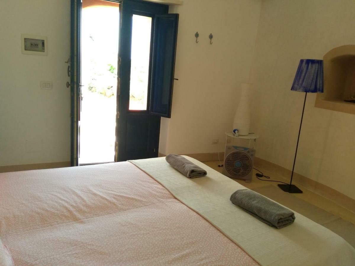 Alicudi Giardino Dei Carrubi- Al Gradino 365 Bed & Breakfast ภายนอก รูปภาพ