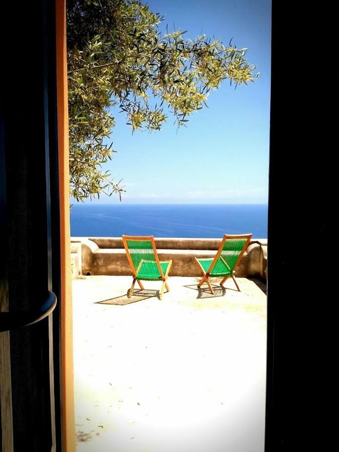 Alicudi Giardino Dei Carrubi- Al Gradino 365 Bed & Breakfast ภายนอก รูปภาพ