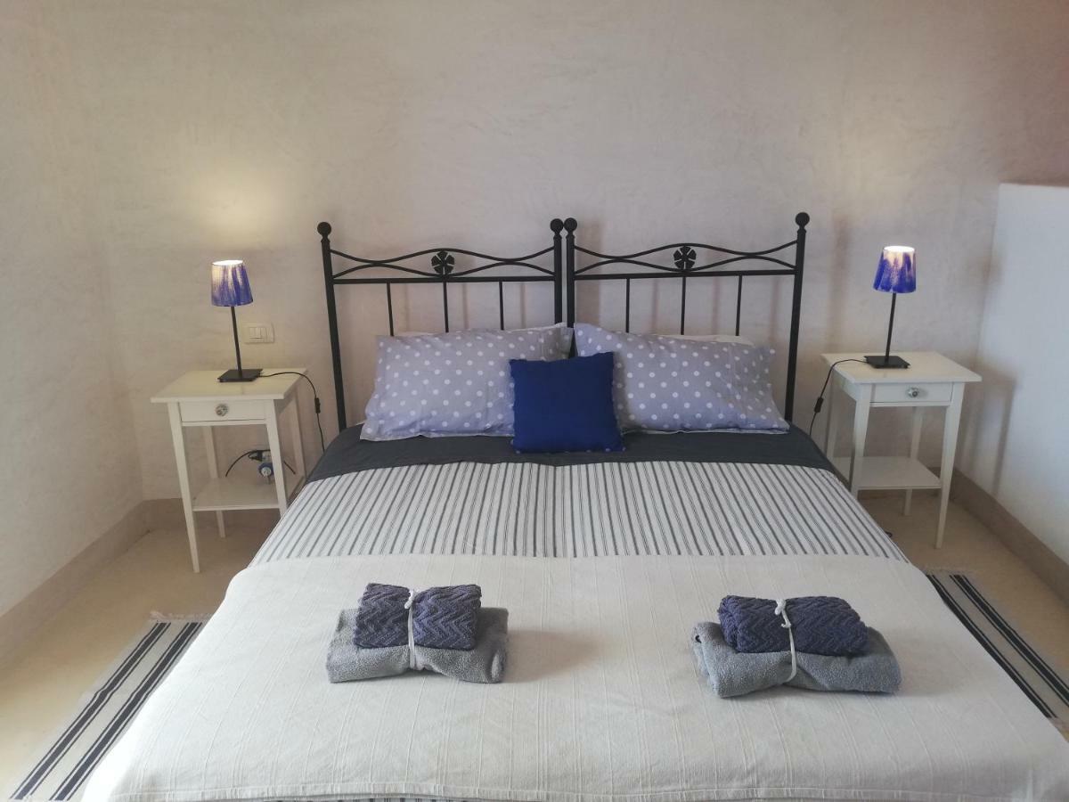 Alicudi Giardino Dei Carrubi- Al Gradino 365 Bed & Breakfast ห้อง รูปภาพ