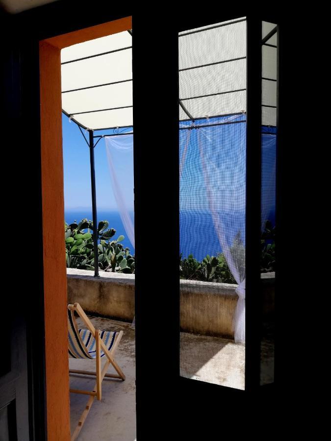 Alicudi Giardino Dei Carrubi- Al Gradino 365 Bed & Breakfast ภายนอก รูปภาพ